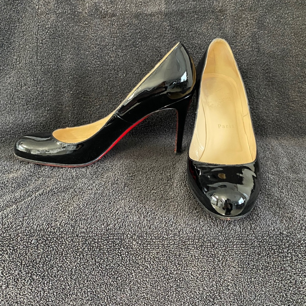 Louboutin simple patent pump